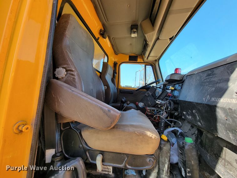 image for item FL9105 2002 International 2554  dump truck