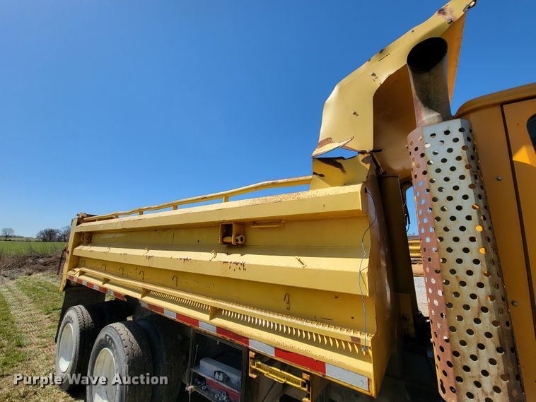 image for item FL9105 2002 International 2554  dump truck