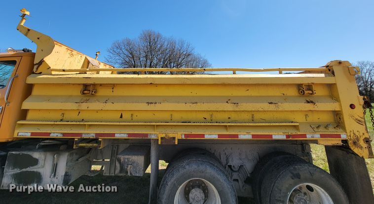 image for item FL9105 2002 International 2554  dump truck