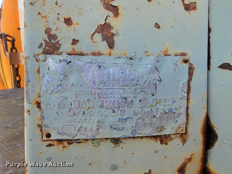 image for item FL9106 1989 White GMC Brigadier  dump truck