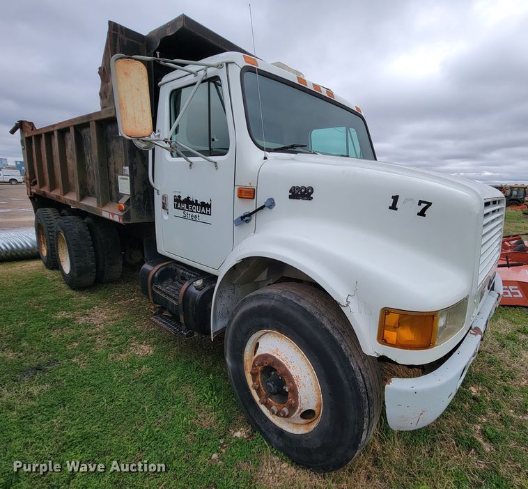 image for item FL9120 1999 International 4900  dump truck