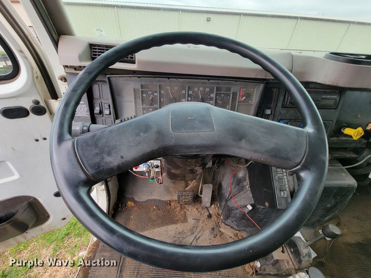 image for item FL9120 1999 International 4900  dump truck