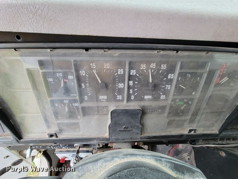 image for item FL9120 1999 International 4900  dump truck