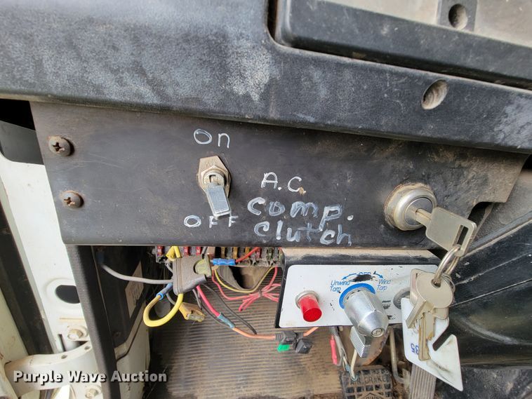 image for item FL9120 1999 International 4900  dump truck