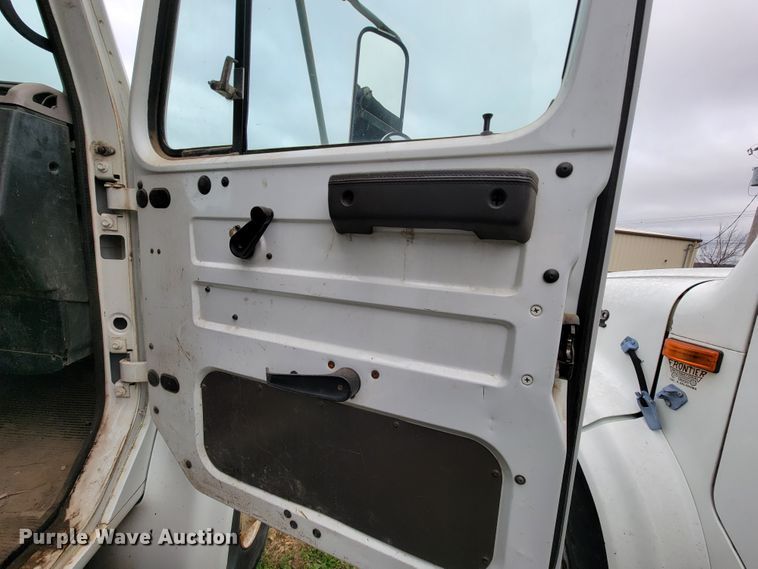 image for item FL9120 1999 International 4900  dump truck