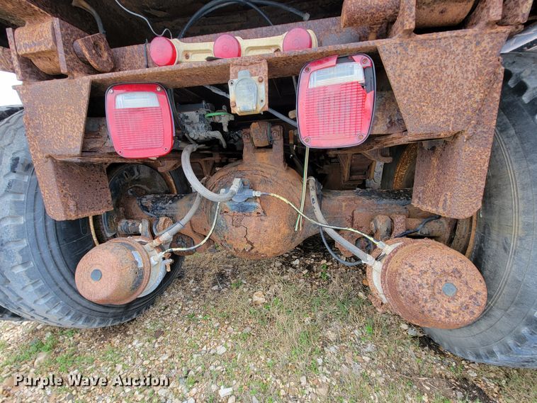 image for item FL9120 1999 International 4900  dump truck