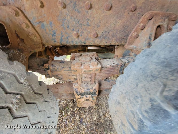 image for item FL9120 1999 International 4900  dump truck