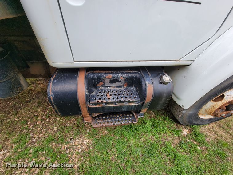 image for item FL9120 1999 International 4900  dump truck