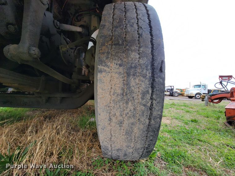 image for item FL9120 1999 International 4900  dump truck