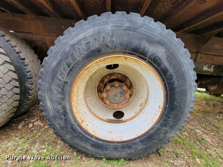 image for item FL9120 1999 International 4900  dump truck