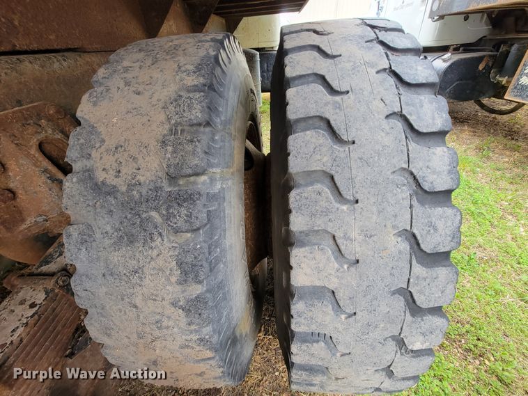 image for item FL9120 1999 International 4900  dump truck