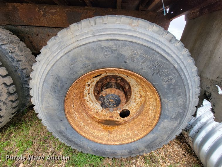 image for item FL9120 1999 International 4900  dump truck