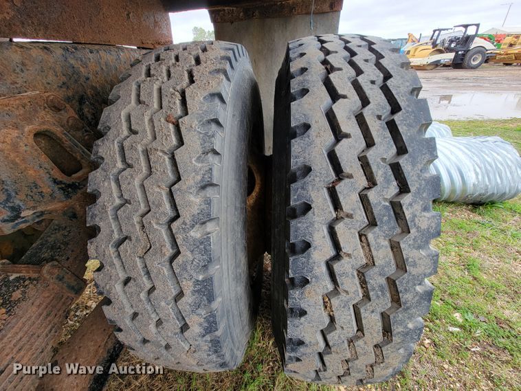 image for item FL9120 1999 International 4900  dump truck