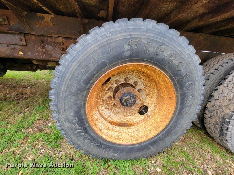 image for item FL9120 1999 International 4900  dump truck