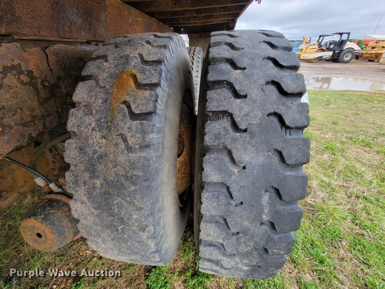 image for item FL9120 1999 International 4900  dump truck