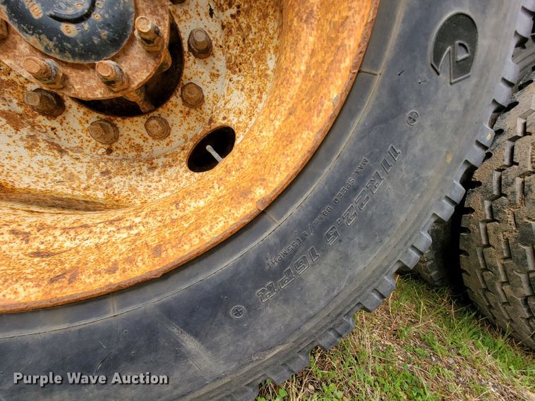 image for item FL9120 1999 International 4900  dump truck