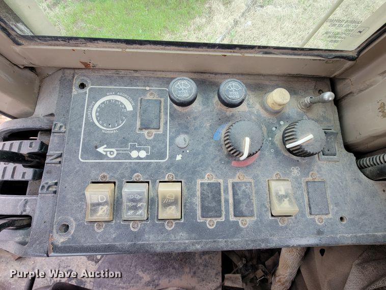 image for item FL9125 1995 John Deere 670B  motor grader