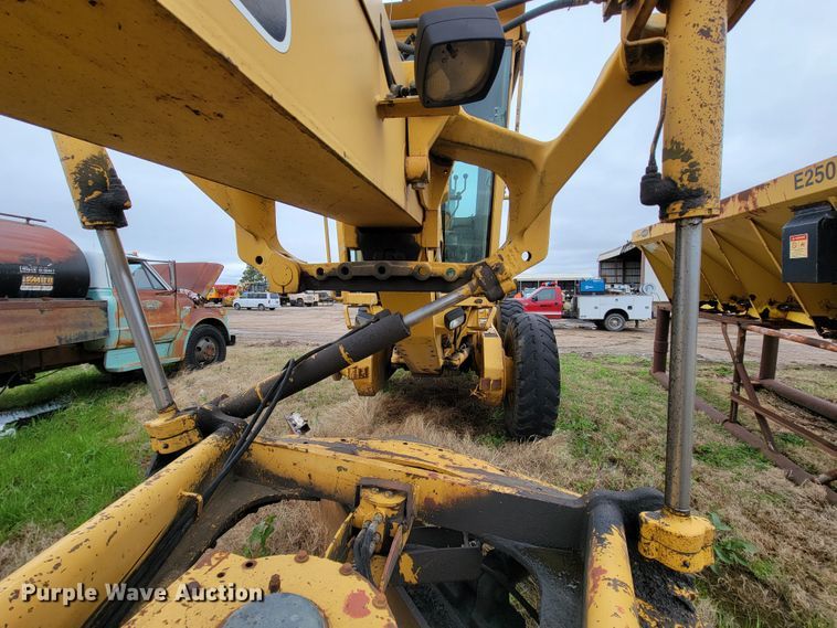 image for item FL9125 1995 John Deere 670B  motor grader