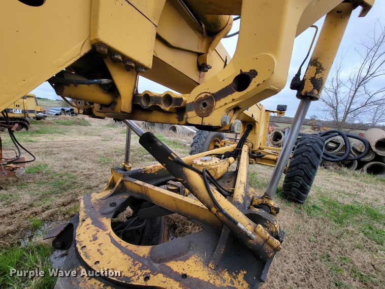 image for item FL9125 1995 John Deere 670B  motor grader