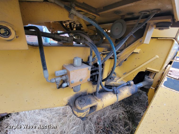 image for item FL9125 1995 John Deere 670B  motor grader