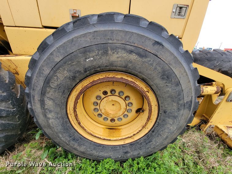 image for item FL9125 1995 John Deere 670B  motor grader