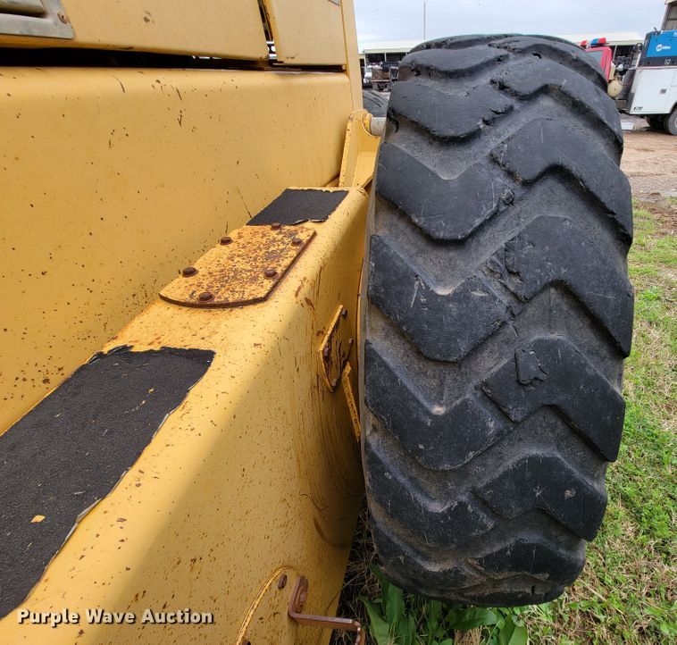 image for item FL9125 1995 John Deere 670B  motor grader