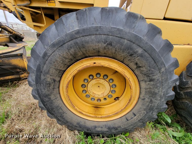 image for item FL9125 1995 John Deere 670B  motor grader