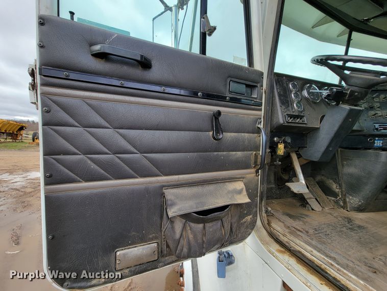 image for item FL9133 1998 International 9100  semi truck