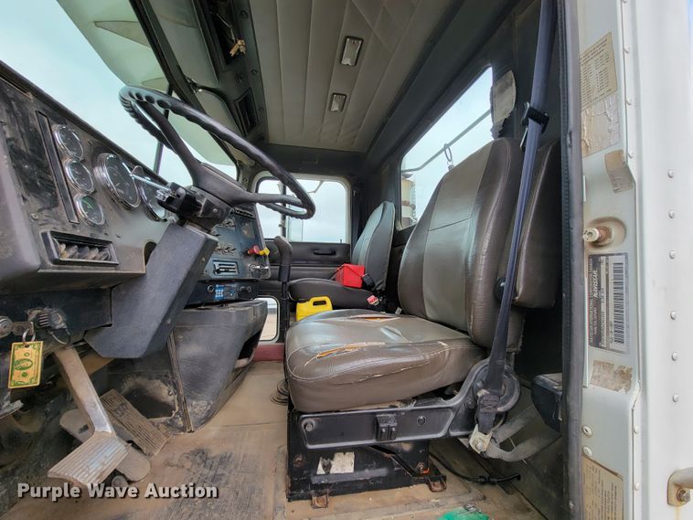 image for item FL9133 1998 International 9100  semi truck