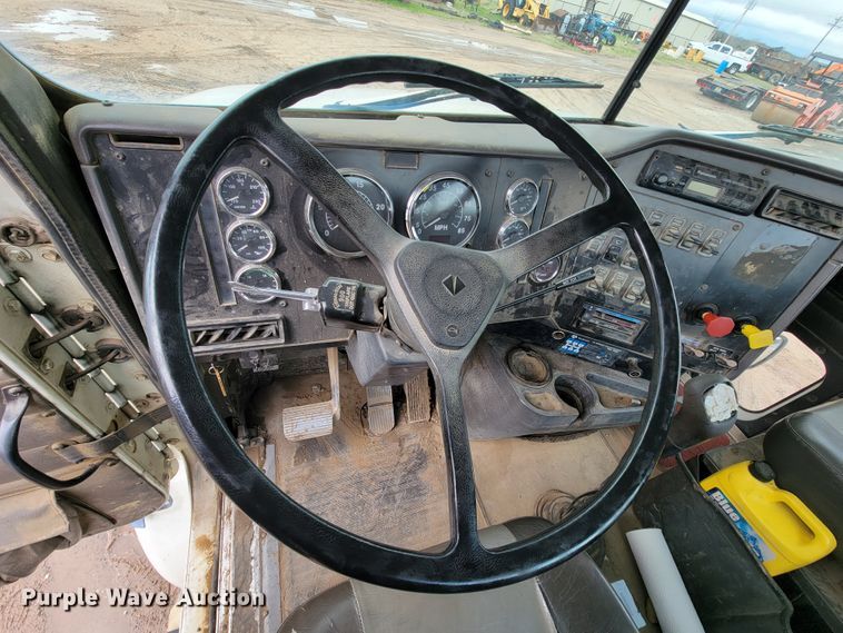 image for item FL9133 1998 International 9100  semi truck