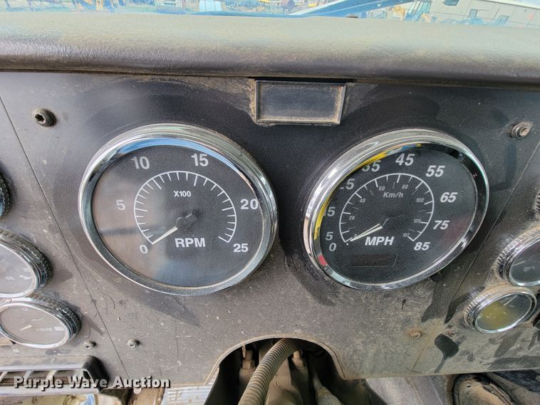 image for item FL9133 1998 International 9100  semi truck