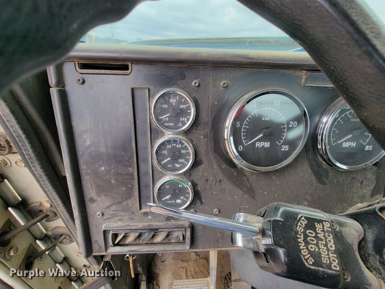 image for item FL9133 1998 International 9100  semi truck