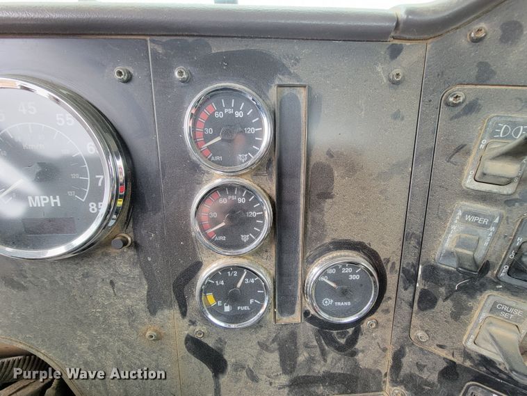 image for item FL9133 1998 International 9100  semi truck