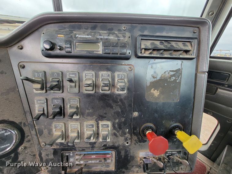 image for item FL9133 1998 International 9100  semi truck