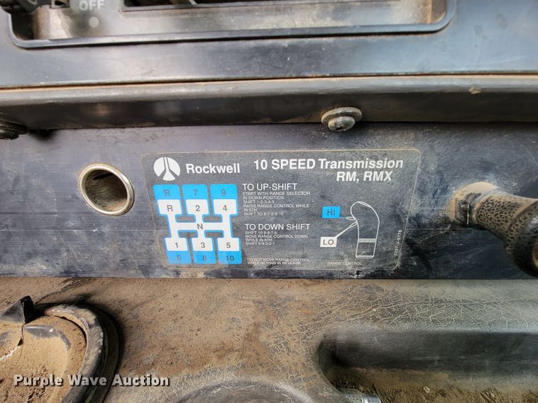 image for item FL9133 1998 International 9100  semi truck