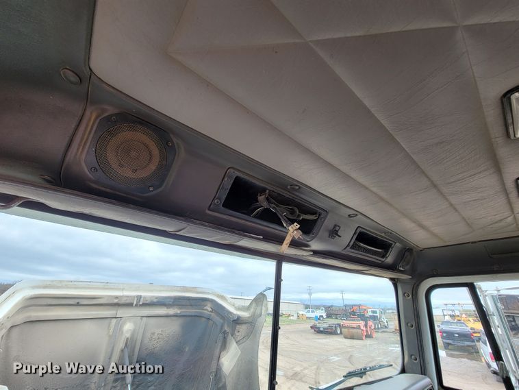 image for item FL9133 1998 International 9100  semi truck