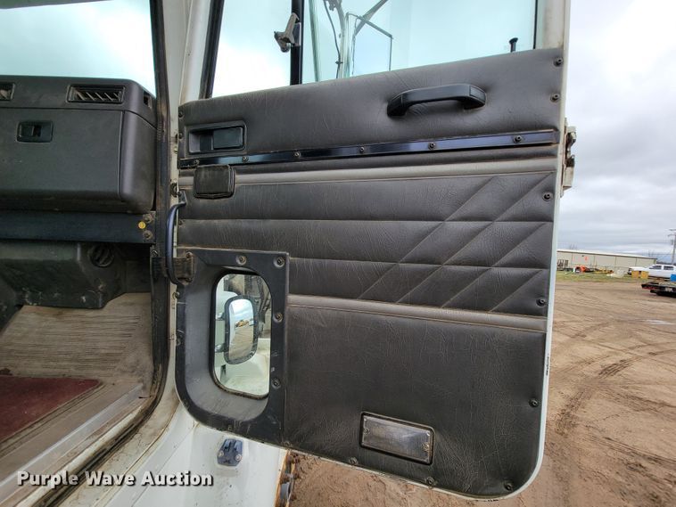 image for item FL9133 1998 International 9100  semi truck