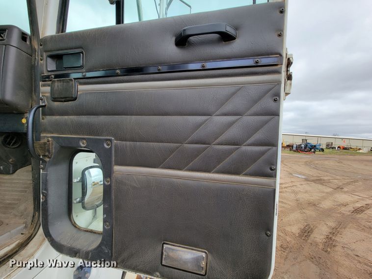 image for item FL9133 1998 International 9100  semi truck