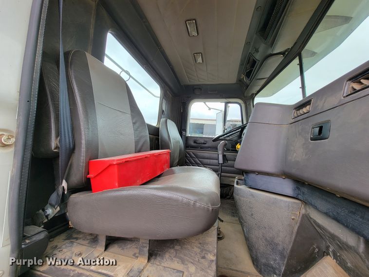 image for item FL9133 1998 International 9100  semi truck