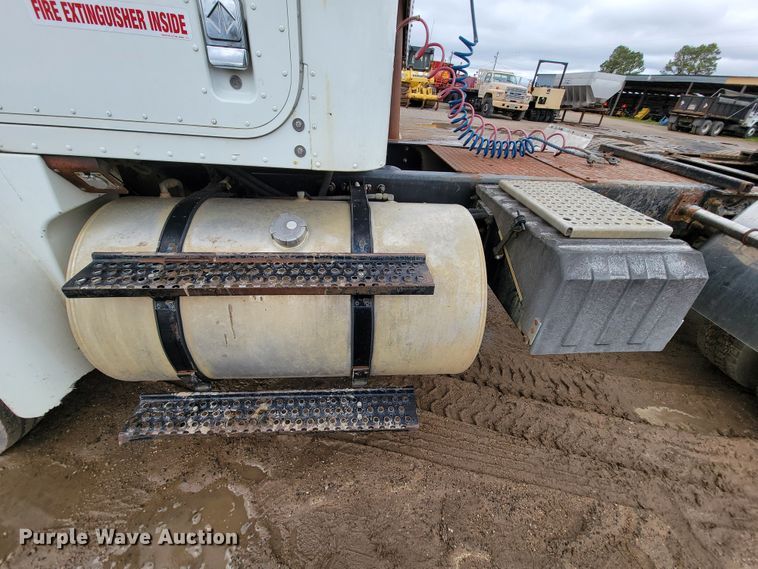 image for item FL9133 1998 International 9100  semi truck