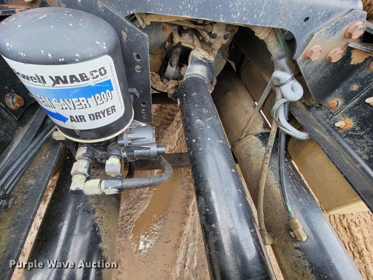 image for item FL9133 1998 International 9100  semi truck