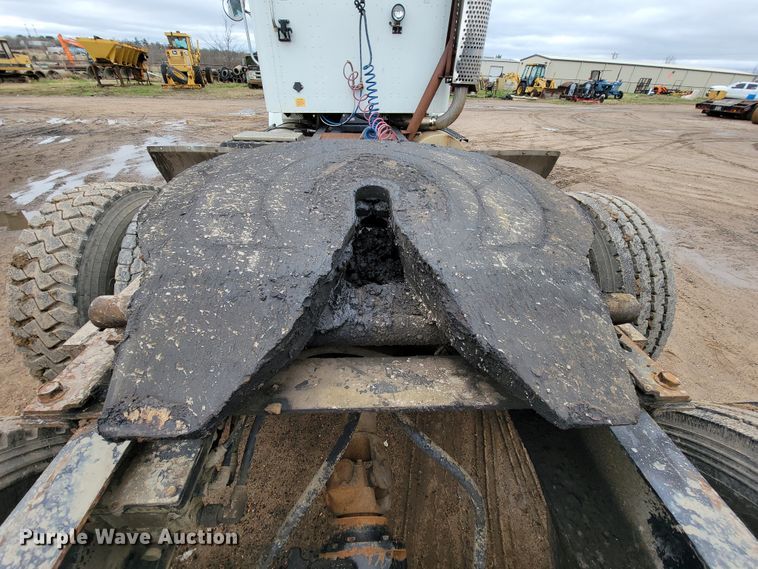 image for item FL9133 1998 International 9100  semi truck