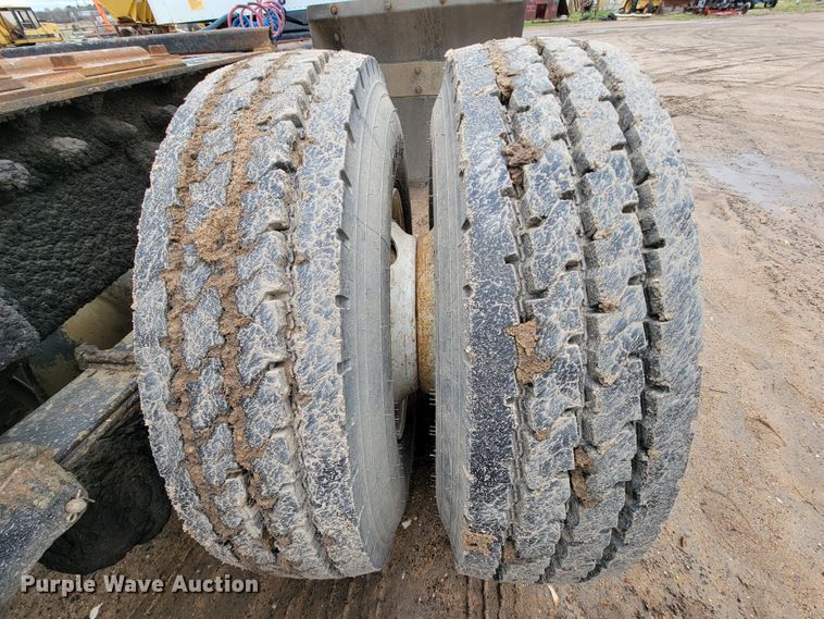 image for item FL9133 1998 International 9100  semi truck