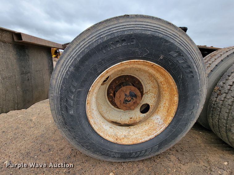 image for item FL9133 1998 International 9100  semi truck