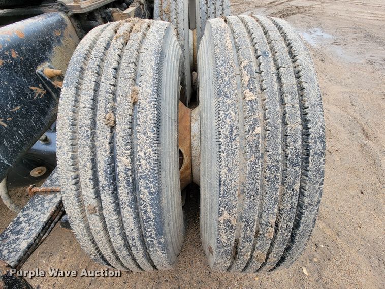 image for item FL9133 1998 International 9100  semi truck