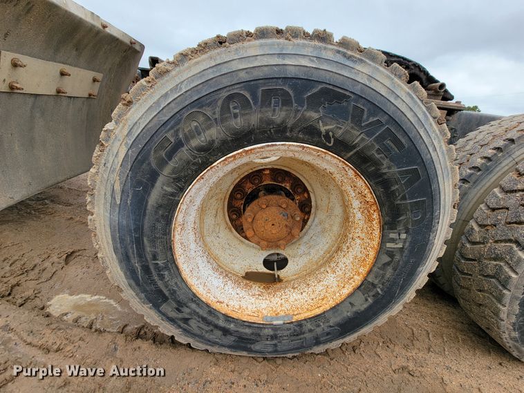 image for item FL9133 1998 International 9100  semi truck