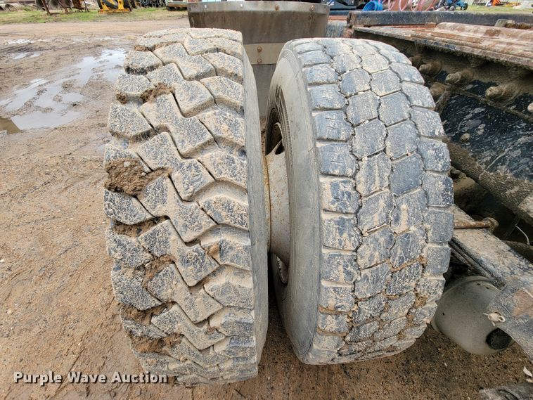 image for item FL9133 1998 International 9100  semi truck