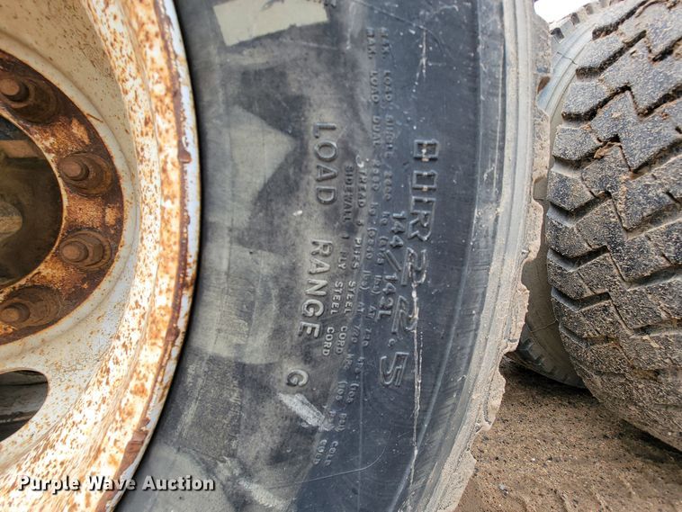 image for item FL9133 1998 International 9100  semi truck