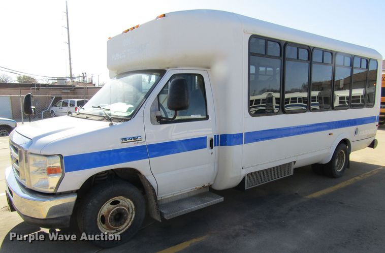 image for item GC9885 2009 Ford E450 Super Duty  shuttle bus
