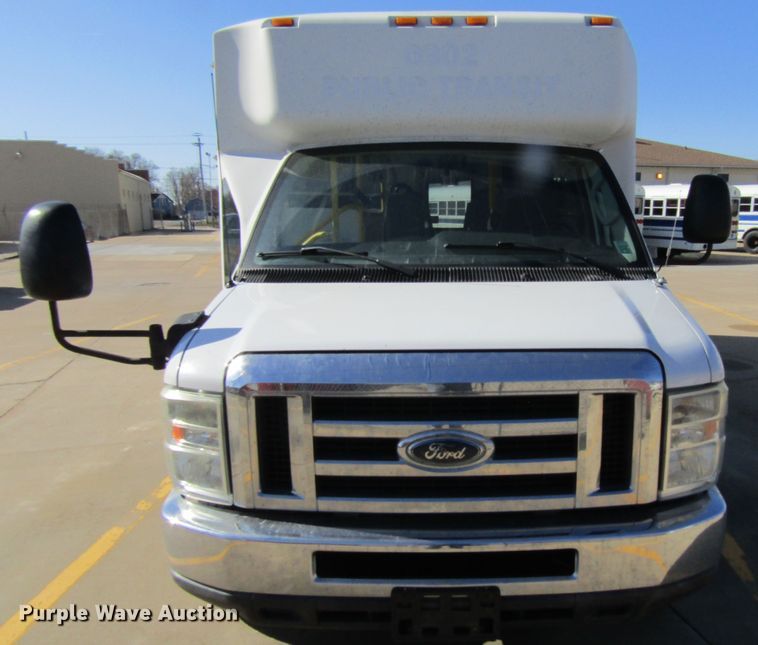 image for item GC9885 2009 Ford E450 Super Duty  shuttle bus
